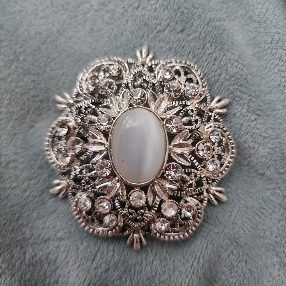 Vintage Silver-Tone Filigree Brooch Cats Eye Cabochon Clear Crystals Victorian